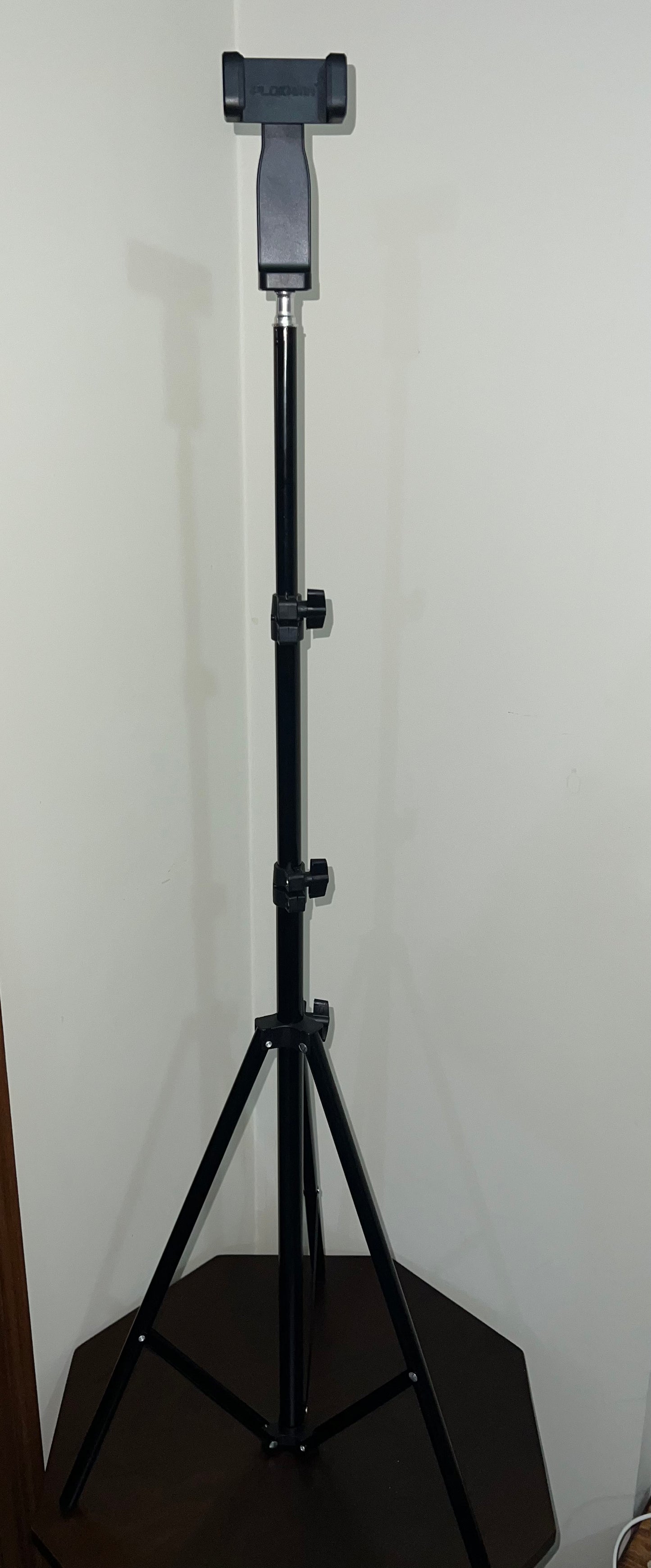 Tripod (stand + phone holder)